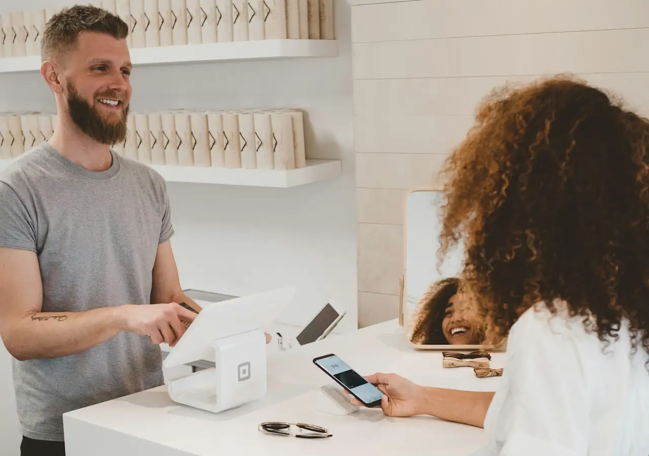 Comercio cobrando con datáfono mientras el pedido queda en una tablet
